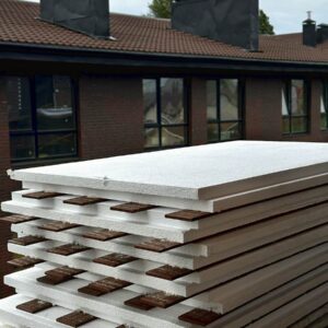 Installation von Wärmepaneelen an der Fassade eines Wohnkomplexes