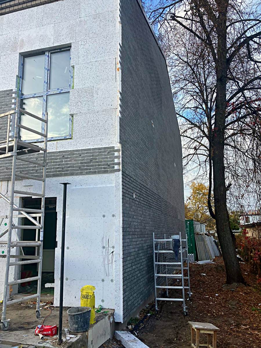 Pregătirea fațadei pentru instalarea de panouri termice în Riga