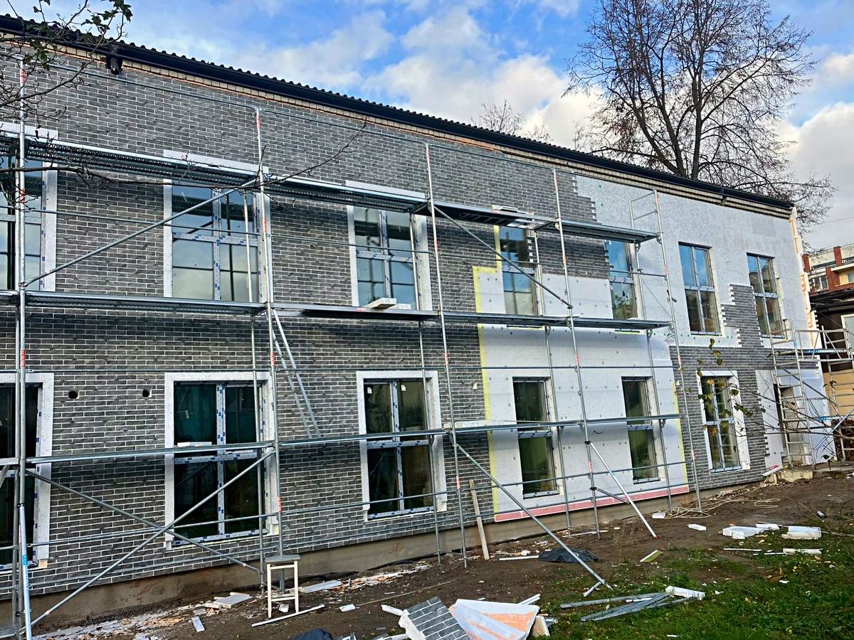 Panouri termice cu izolație de 50 mm grosime pe fațada unei case