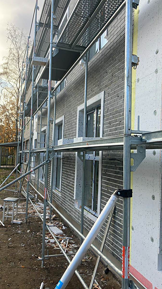 Decorarea estetică a fațadei cu plăci ceramice London Anthracite