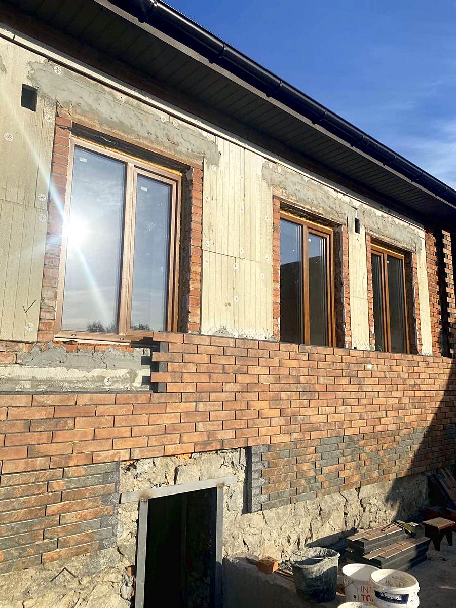 Panouri termoizolante cu grafit Neopor pe fațada unei case