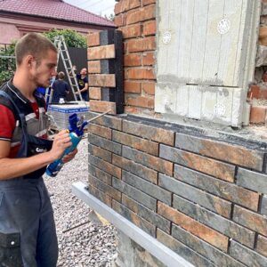 Procesul de instalare a panourilor termice Royal Fațadă cu plăci de clincher