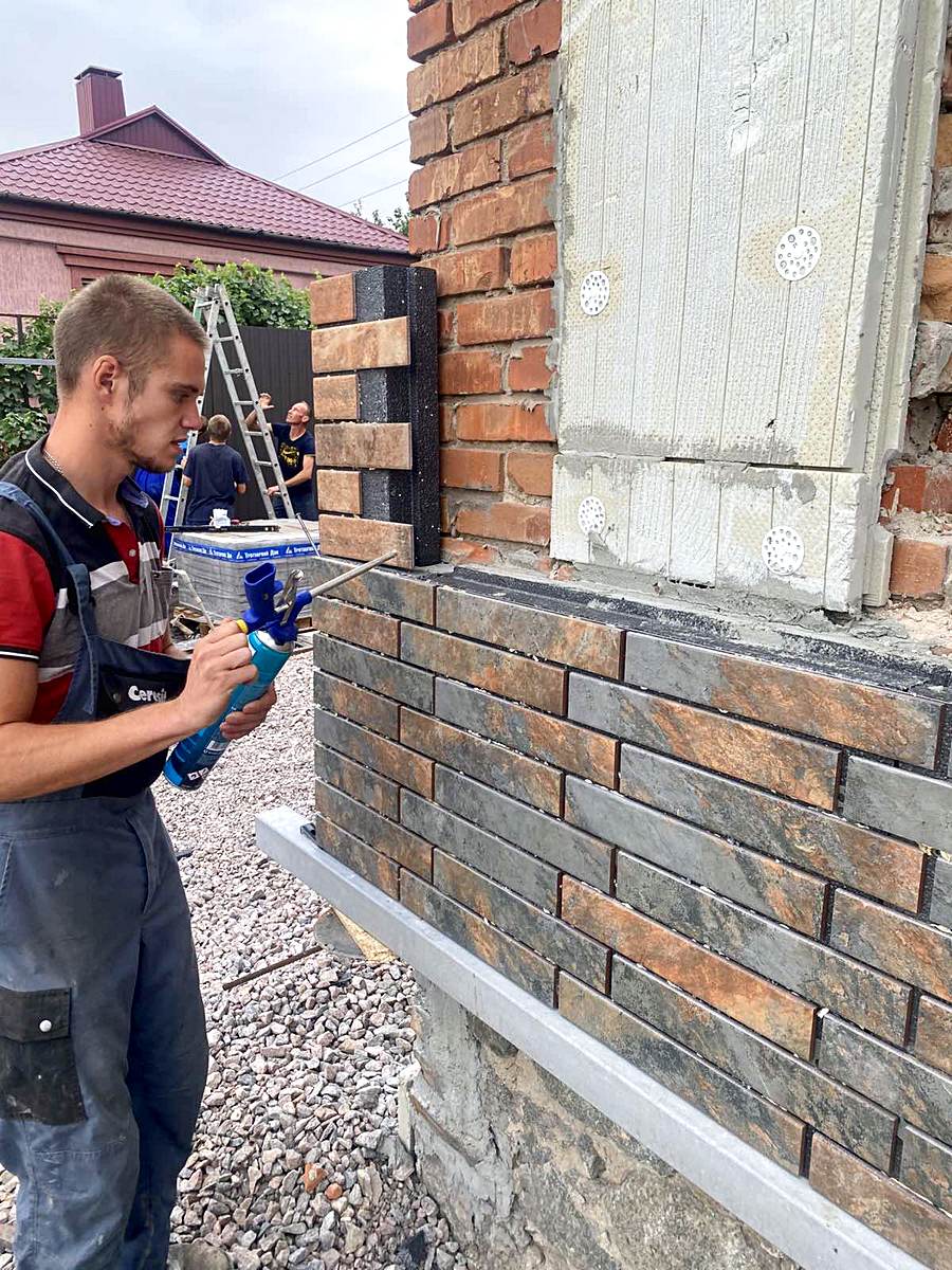 Procesul de instalare a panourilor termice Royal Fațadă cu plăci de clincher