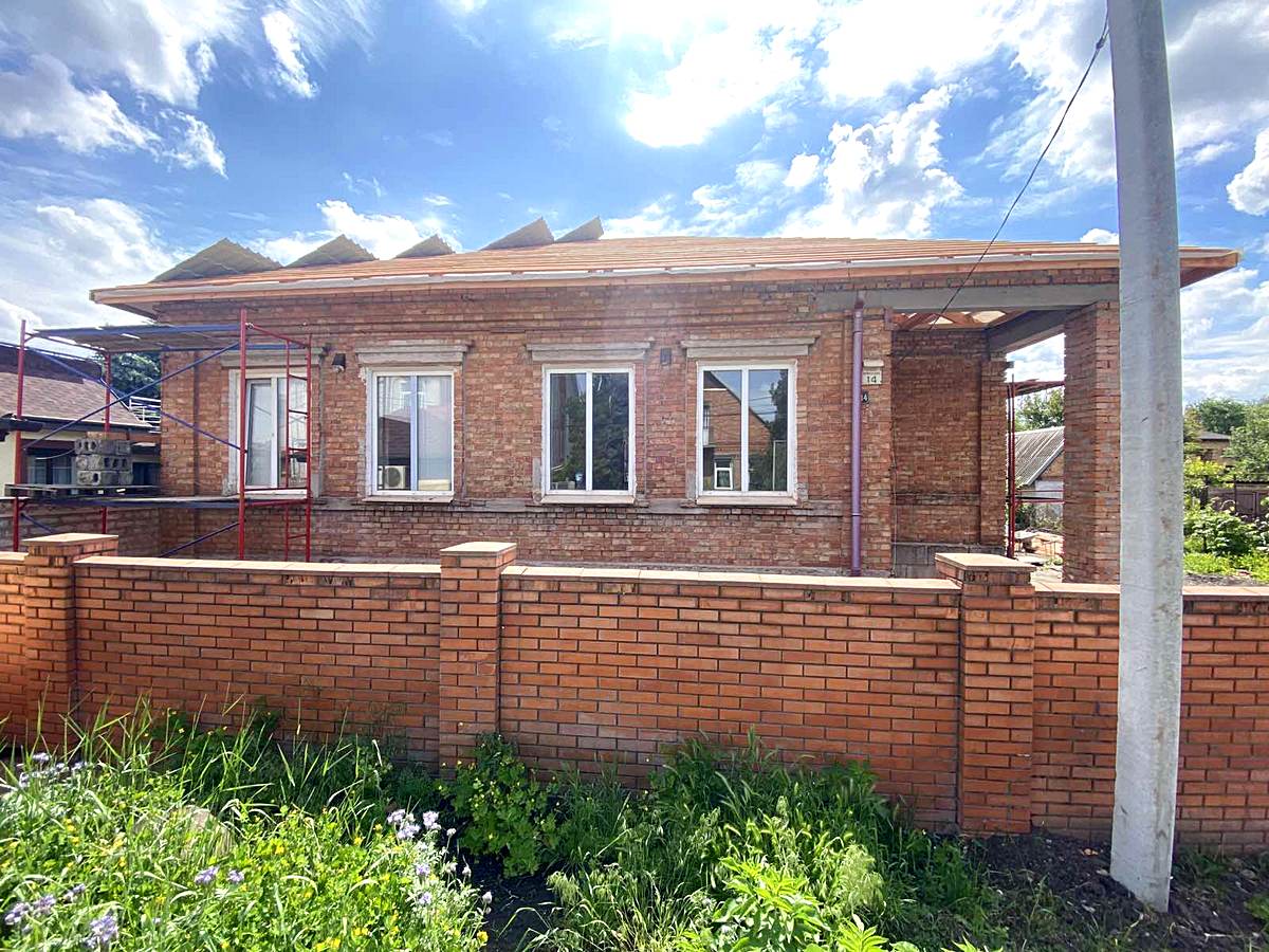 Pregătirea fațadei unei case din Kryvyi Rih pentru instalarea panourilor termice