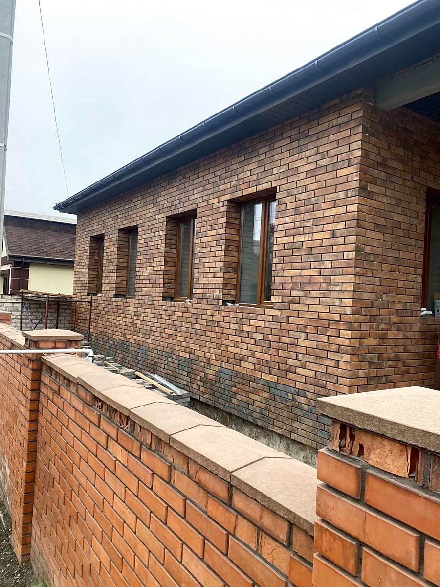 Fațada izolată a casei cu plăci Cerrad și Paradyz