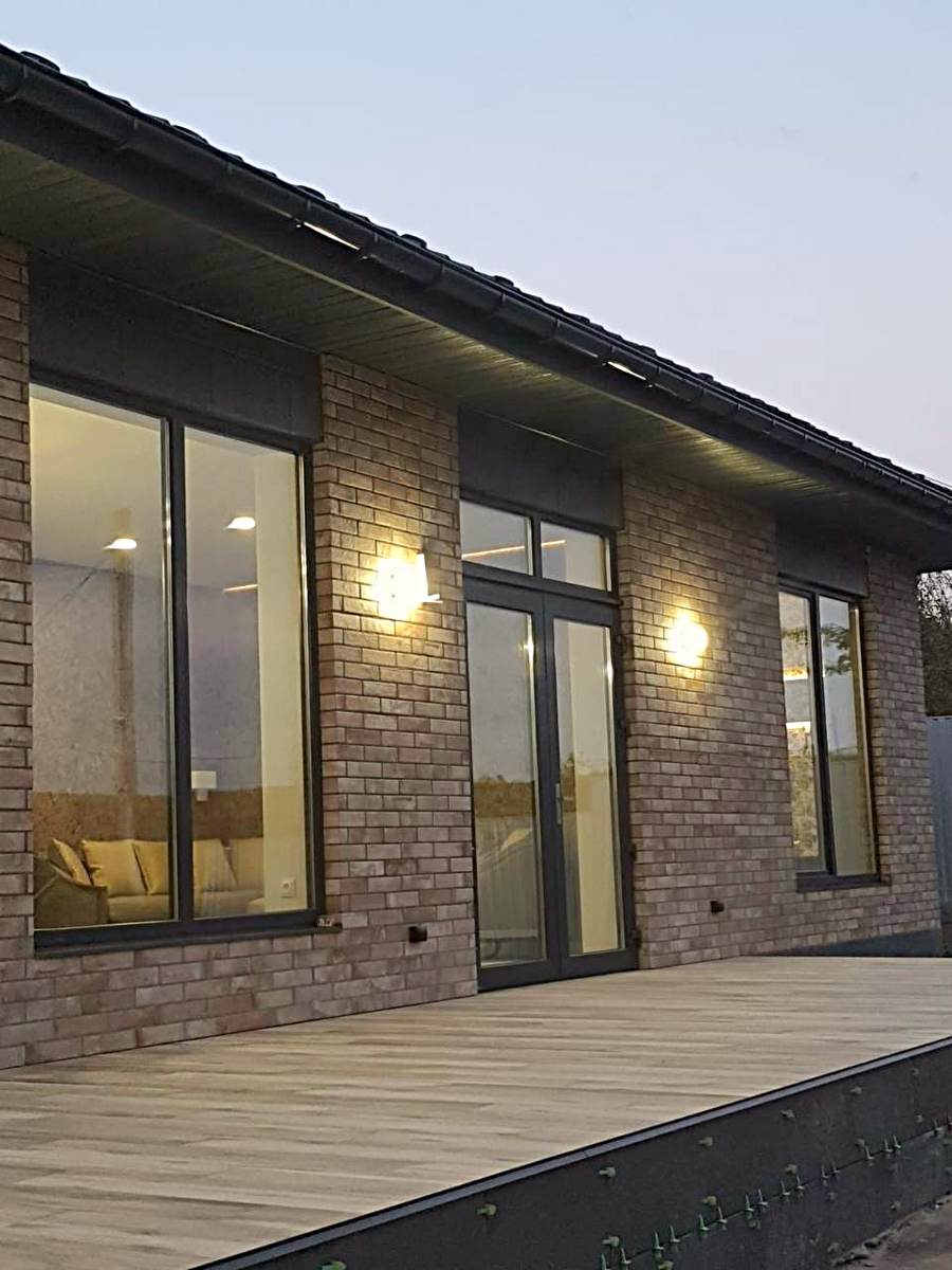 Fațada izolată a unei case din Khodosivka cu panouri termoizolante Royal Facade