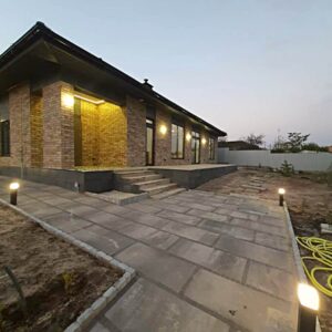 Fertige Hausverkleidung mit Cerrad Piatto Sandplatten und XPS-Dämmung