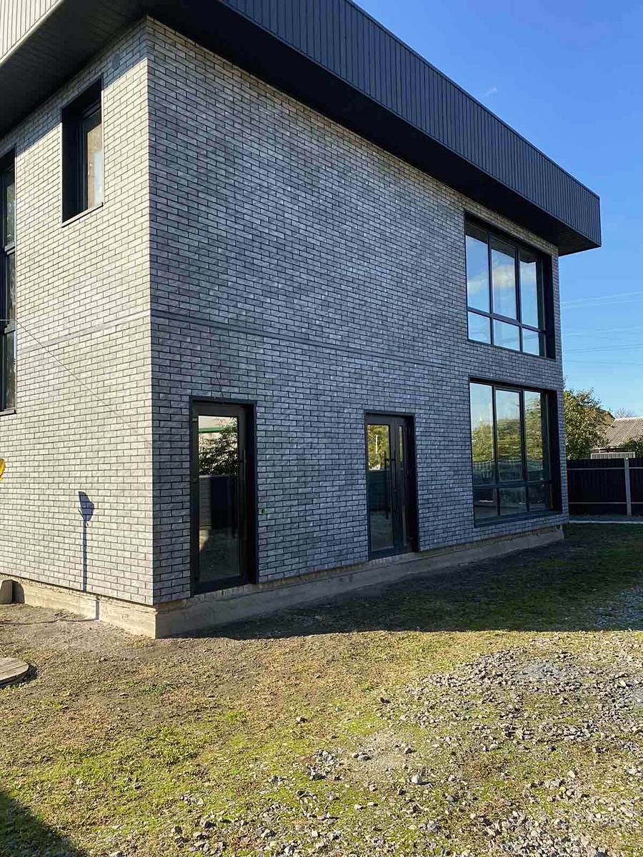 Izolarea fațadei casei cu plăci Golden Tile LONDON ANTHRACITE