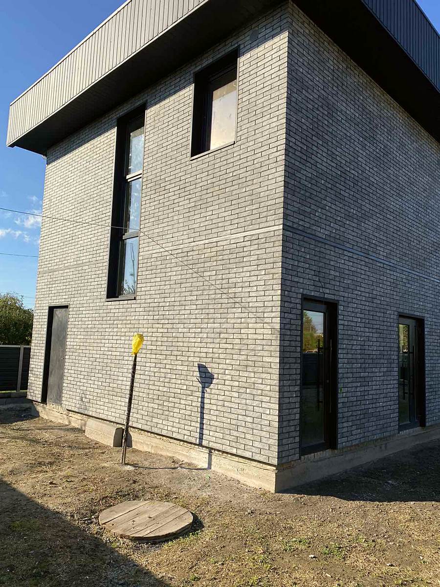 Panouri din clincher Golden Tile pe fațada izolată