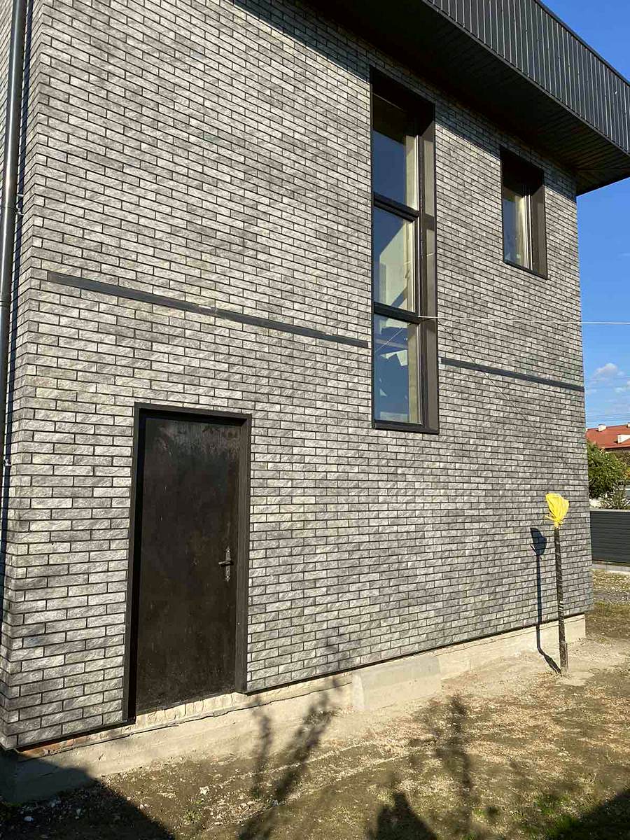 Fațadă izolată finalizată cu plăci de clincher Golden Tile