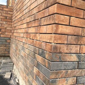 Estetyczna elewacja z płytkami Cerrad Piatto Red i Paradyz Ardis Rust