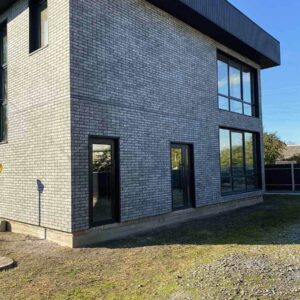 Ocieplona fasada domu z płytkami Golden Tile LONDON ANTHRACITE