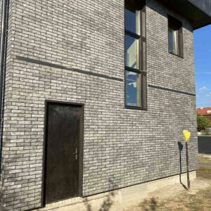 Zakończony proces ocieplania elewacji płytkami klinkierowymi Golden Tile