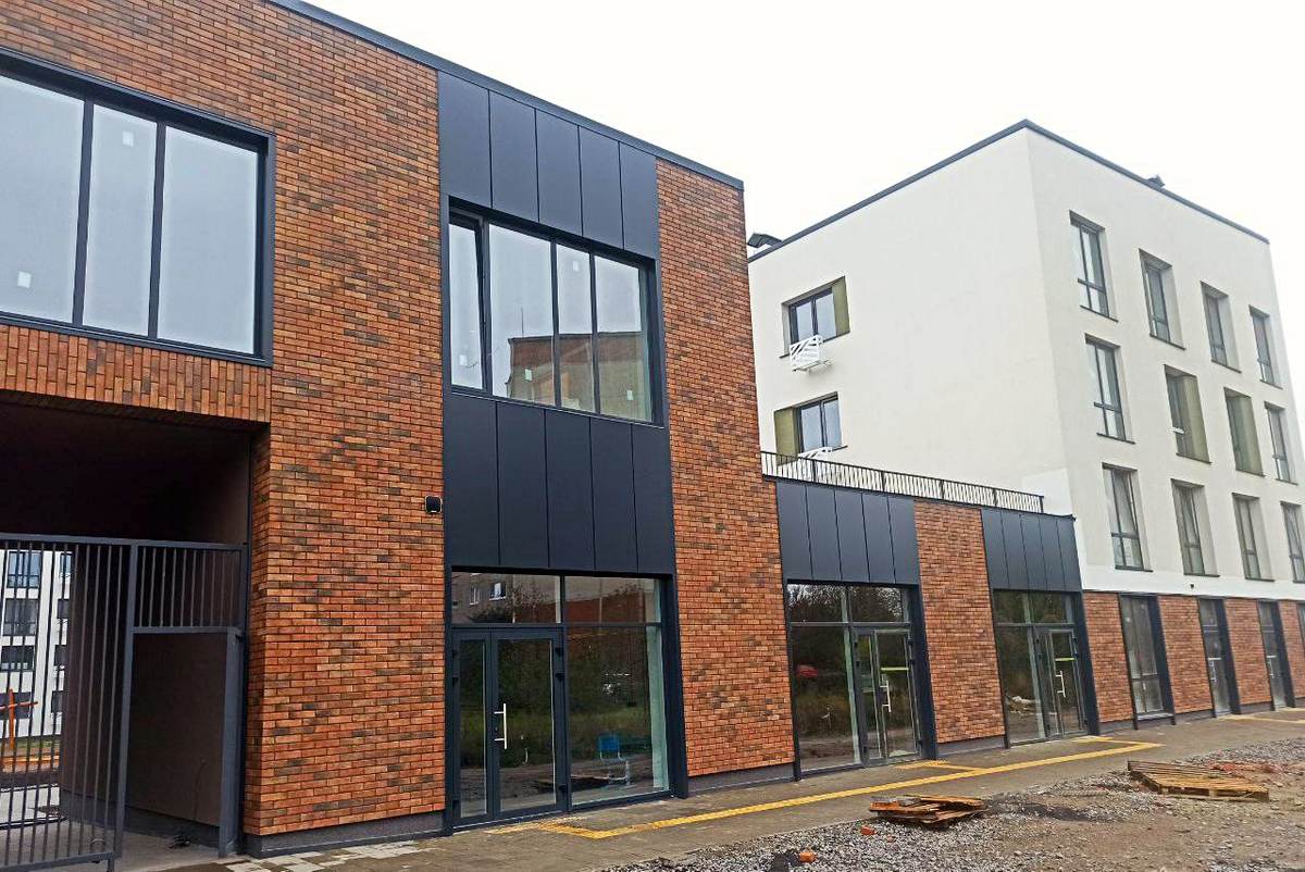 Fațada elegantă a complexului rezidențial Suburbia cu panouri termice Clinker