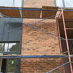 Instalarea panourilor termice pe fațada din complexul rezidențial Suburbia