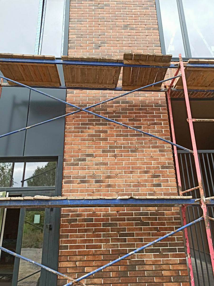 Instalarea panourilor termice pe fațada din complexul rezidențial Suburbia