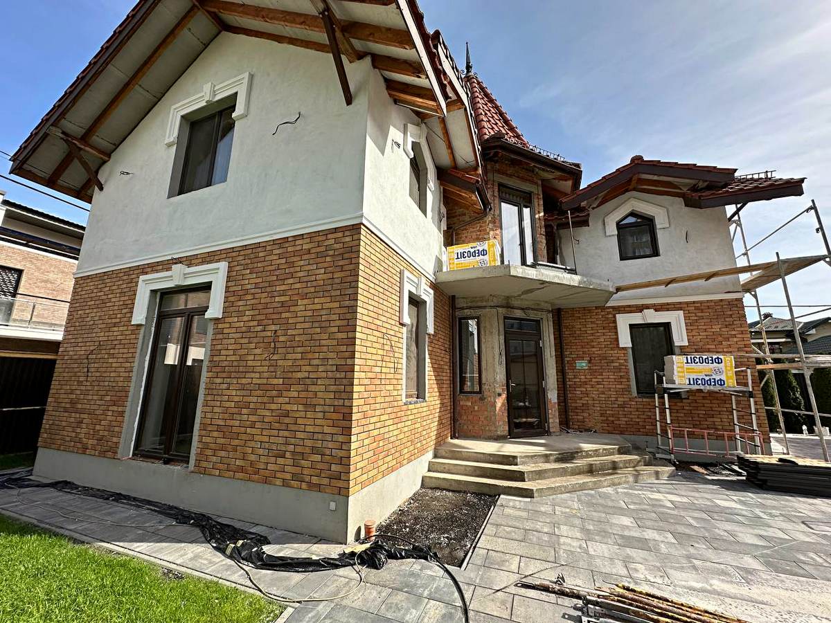 Decor luminos al fațadei cu plăci Loft Brick Curry