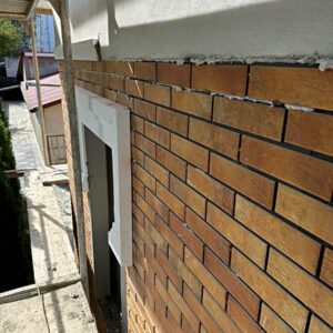 Plăci Loft Brick Curry pe fațada unei case din regiunea Ivano-Frankivsk