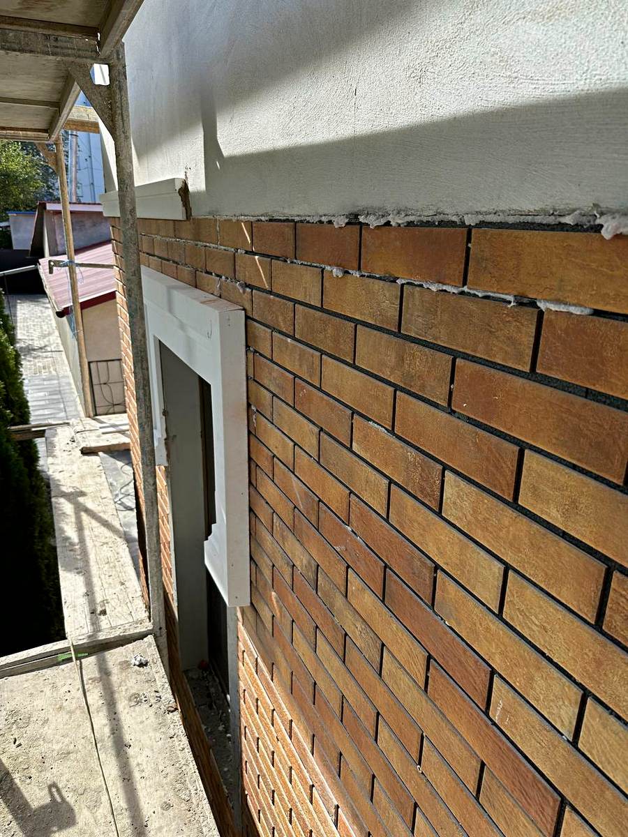 Plăci Loft Brick Curry pe fațada unei case din regiunea Ivano-Frankivsk