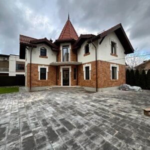 Vedere fabuloasă a fațadei după izolarea cu panouri termice