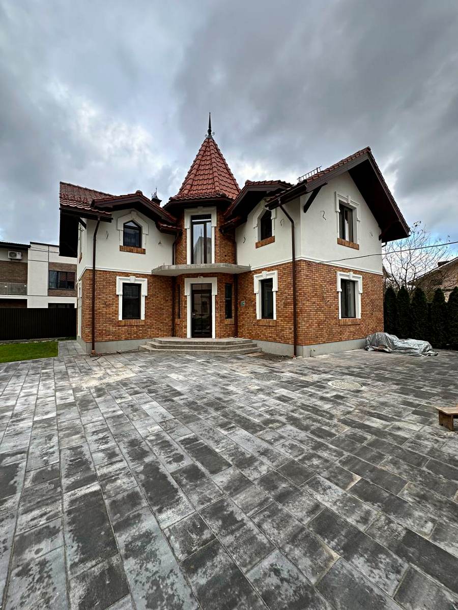 Vedere fabuloasă a fațadei după izolarea cu panouri termice