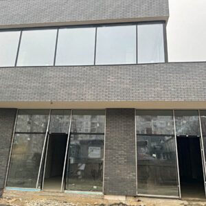 Fațada elegantă cu panouri termice a unui centru comercial din Ivano-Frankivsk