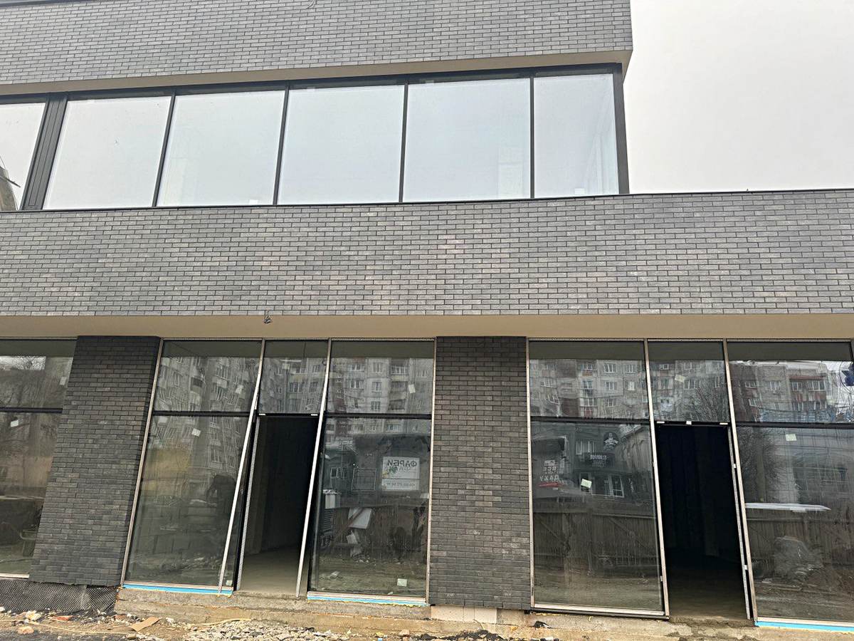 Fațada elegantă cu panouri termice a unui centru comercial din Ivano-Frankivsk