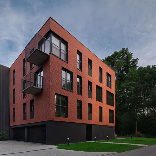 The facade is thermal insulated with thermal panels tiled with King Klinker tiles