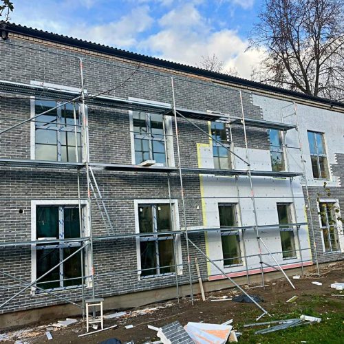 Thermoplatten mit 50 mm starker Isolierung an der Fassade eines Hauses