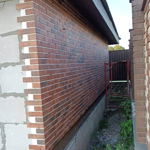 Hausfassade mit Cerrad LOFT BRICK CHILI Klinkerplatten