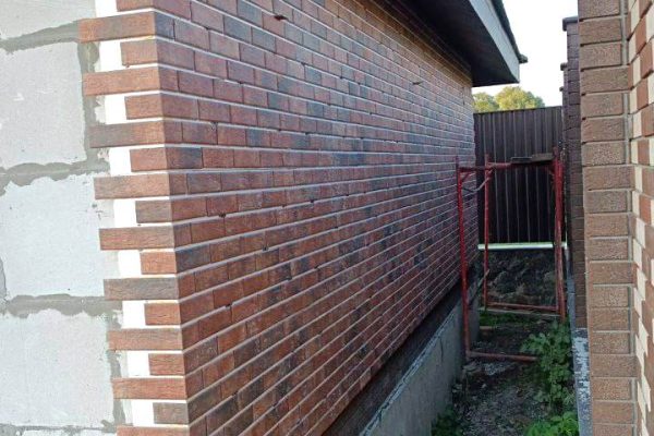 House facade with Cerrad LOFT BRICK CHILI clinker tiles