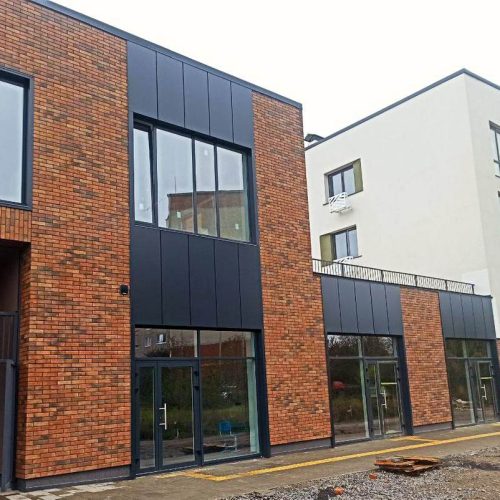 Stilvolle Fassade des Wohnkomplexes Suburbia mit Thermoplatten aus Klinker
