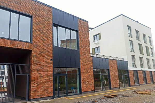 Fațada elegantă a complexului rezidențial Suburbia cu panouri termice Clinker