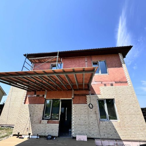 Das endgültige Aussehen der Fassade mit Cerrad LOFT BRICK SALT-Ziegeln