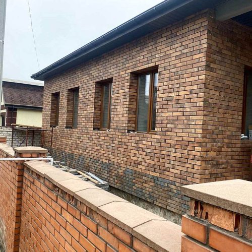 Isolierte Fassade des Hauses mit Cerrad und Paradyz Platten