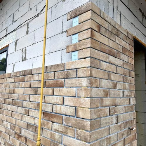 Verkleidung und Dämmung eines Hauses mit Cerrad- und Paradyz-Platten