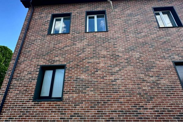 Office with thermopanel cladding Loft Brick Chile