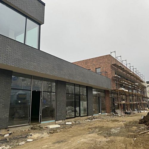 Isolierung eines Geschäfts- und Bürogebäudes mit Thermopaneelen