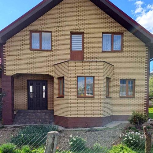 Royal Facade Thermoplatten mit Sand Cerrad Fliesen an einem Haus