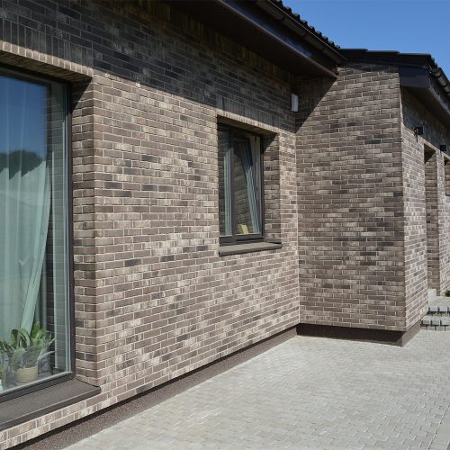 Die Fassade ist mit Klinkerziegeln mit Wärmedämmung im Sockel versehen