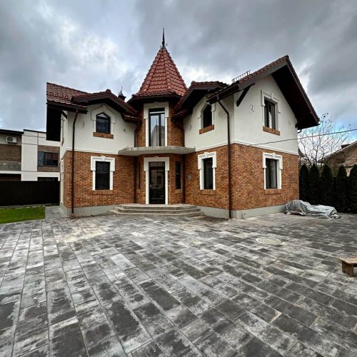 Wunderschöner Blick auf die Fassade nach der Dämmung mit Thermopaneelen