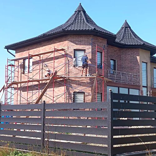 Fassadenverkleidung mit Thermopaneelen mit Seven Tones Orange Fliesen